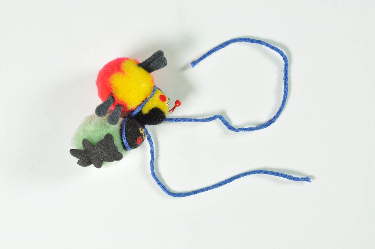 Hôpital Pasteur - Personnel et malades SOUVENIR Coccinelles miniature attachées ensemble Île-de-France, France 1999/12 2002.106.8 Photo Mucem