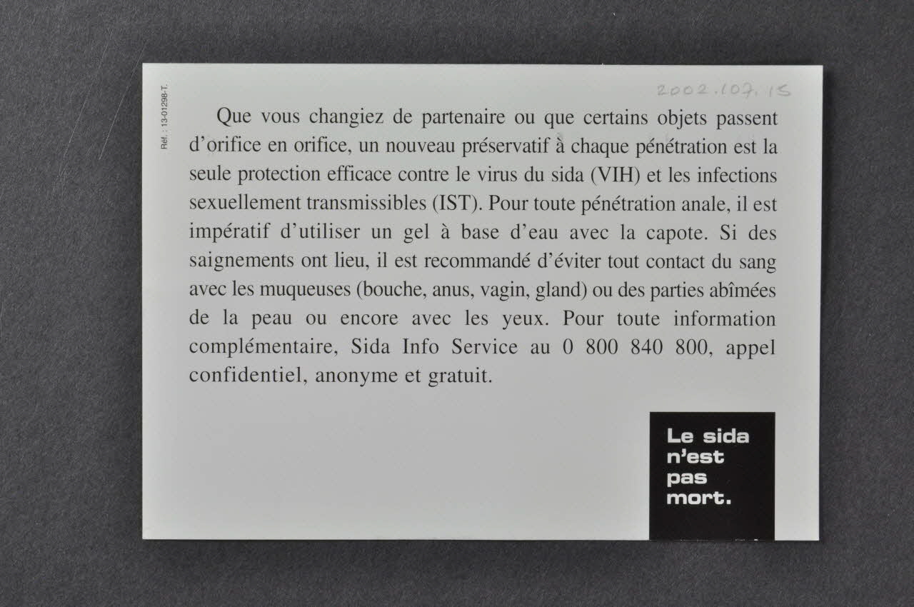 Sida Info Service - Ligne Azur carte "Fouet, martinet, chaînes, godemichés, menottes, capotes. Bonne soirée." France 2002 2002.107.15 Photo Mucem