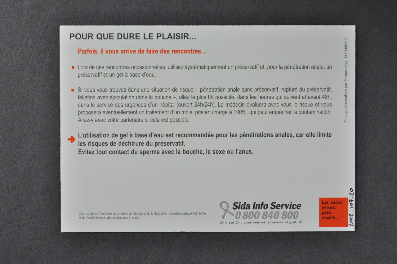 Secrétariat d'Etat à la Santé et aux Handicapés / CFES carte postale "Qui vivra baisera. Pour que dure le plaisir" France 2001-2002 2002.107.20 Photo Mucem