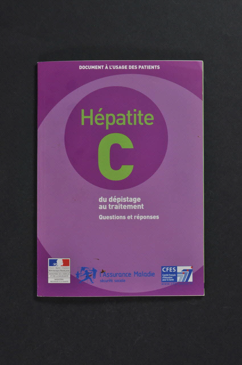 Comité Français d'Education pour La Santé (CFES) BROCHURE "Hépatite C du dépistage au traitement. Questions et réponses" France 2001 2002.107.8 Photo Mucem