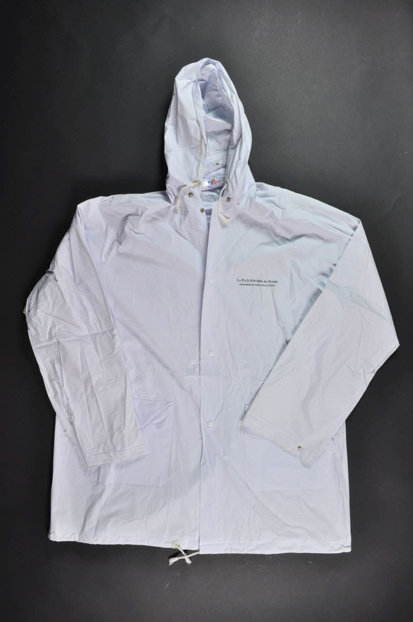 imperméable "Le patchwork des noms Association de lutte contre le SIDA" 2002.109.12 Photo Mucem
