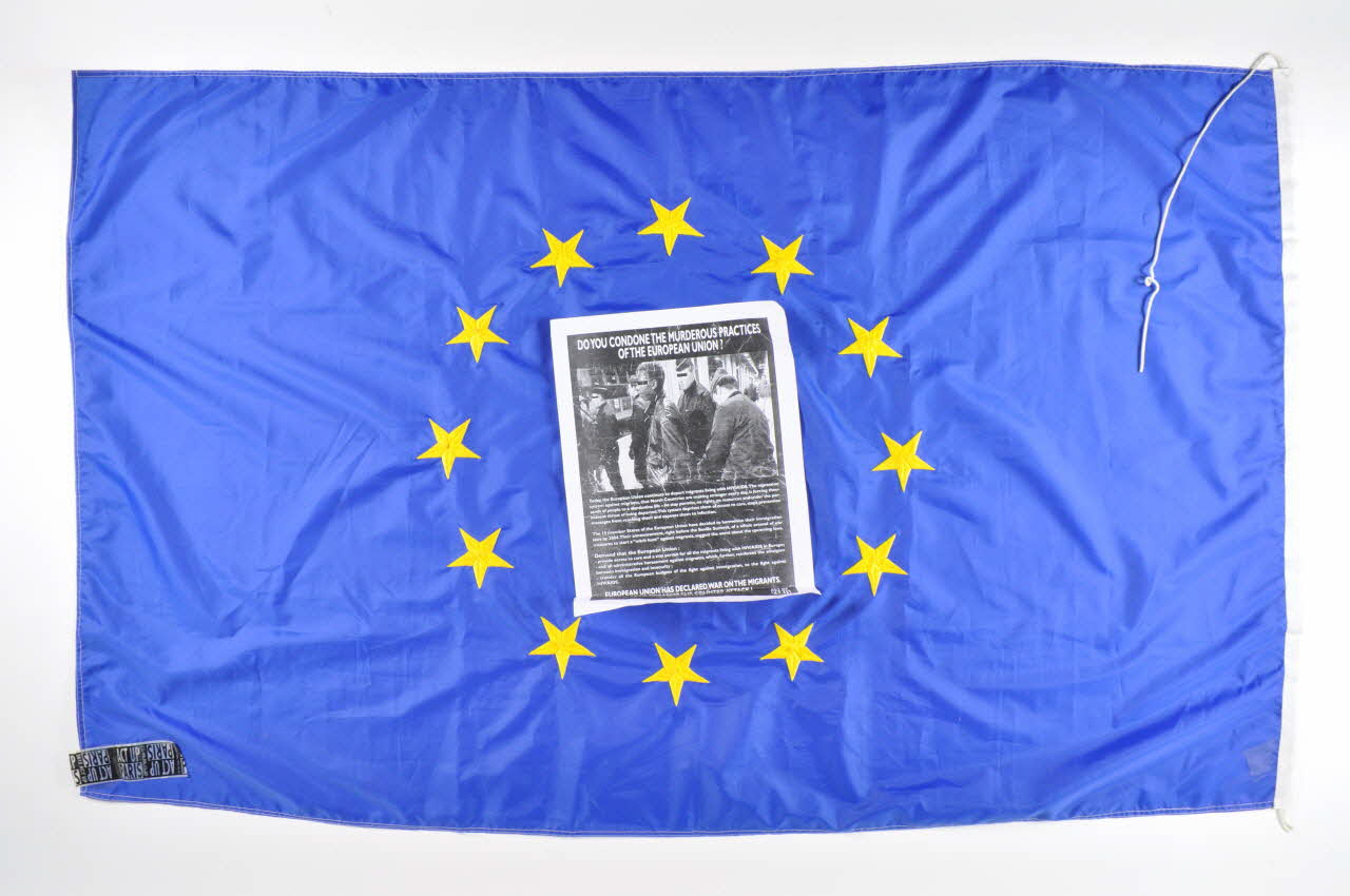 Act Up-Paris drapeau "Do you condomn the murderous practices of the European Union" (Condamnez-vous les pratiques meurtrières de l'Union Européenne ?) (situation des migrants) France 2002/7/11 2002.110.102 Photo Mucem