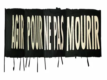 Act Up-Paris banderole "Agir pour ne pas mourir" Île-de-France, France 2000/6 2002.110.104 Photo Mucem