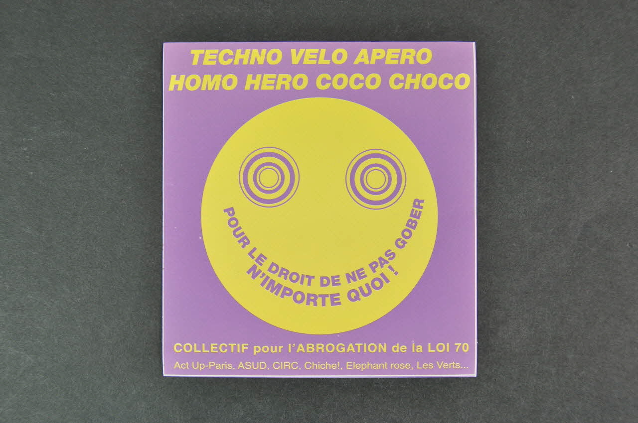Collectif pour l'Abrogation de la Loi de 1970 autocollant "Techno, Velo, Apero, Homo, Hero, Coco, Choco / Pour le droit de ne pas gober n'importe quoi" Île-de-France, France 1998 2002.110.31 Photo Mucem