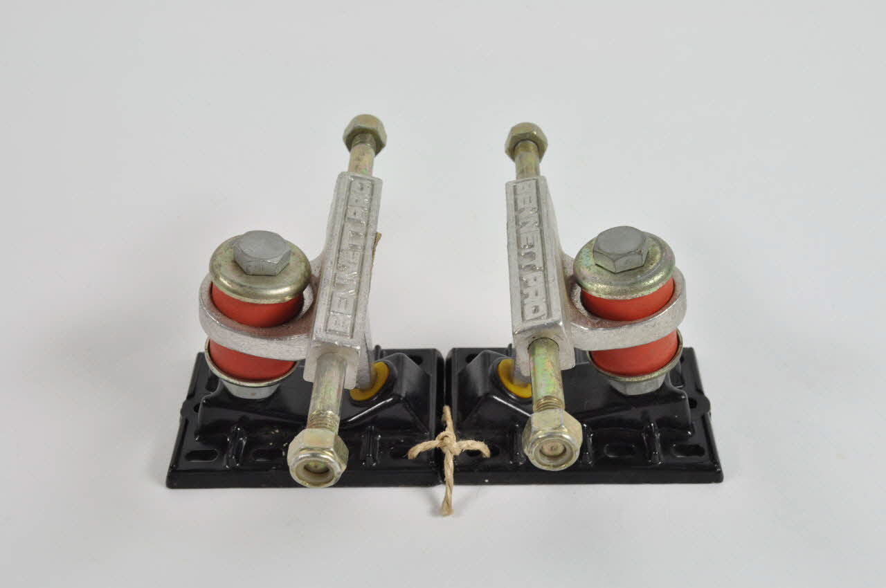 Trucks Bennett essieu de skateboard Californie, Etats-Unis 1975-1979 2000.29.29.1-2 Photo Mucem