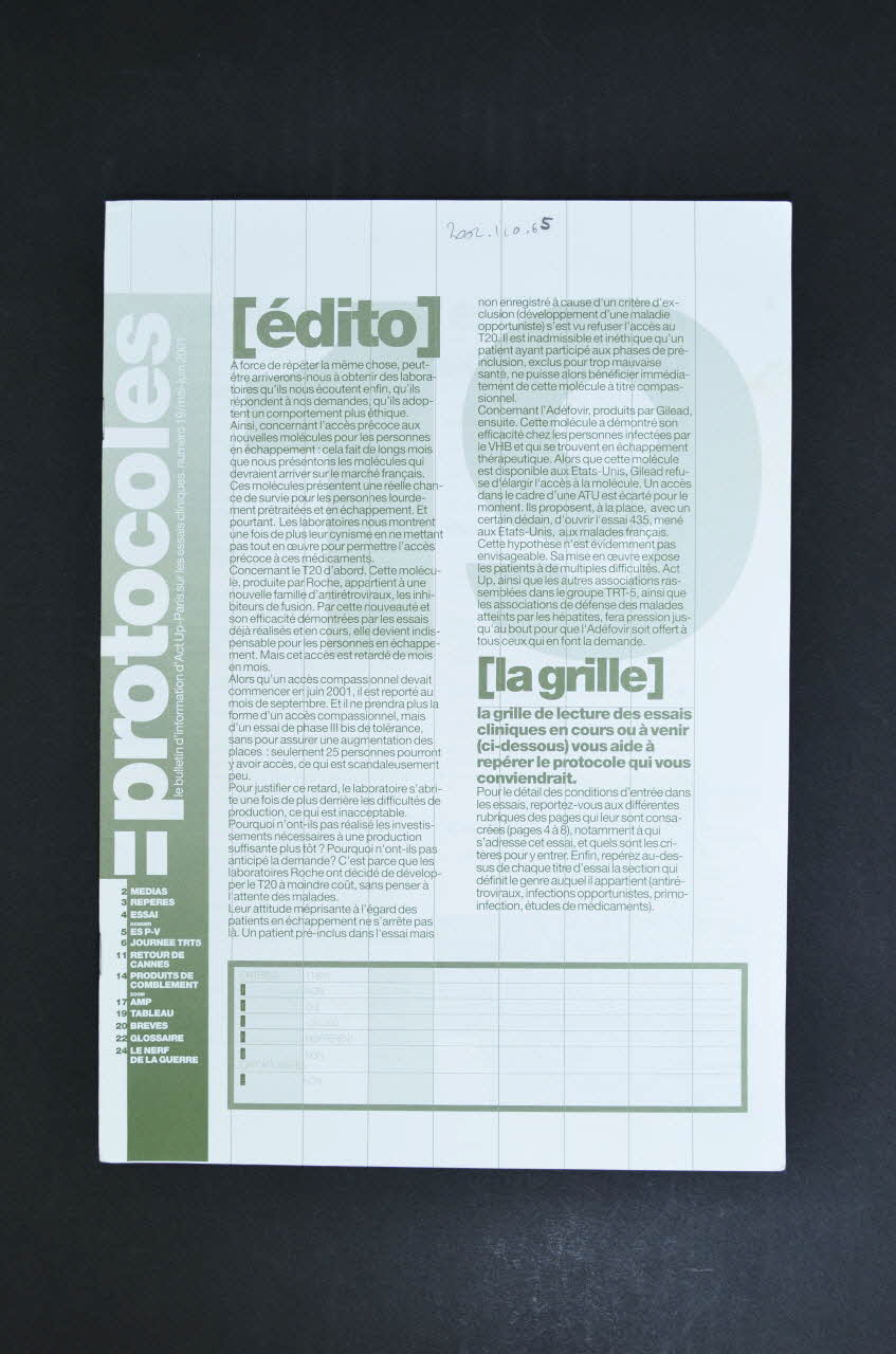Act Up-Paris Bulletin associatif "Les laboratoires nous montrent une fois de plus leur cynisme en ne mettant pas tout en oeuvre pour permettre l'accès précoce à ces médicaments" (T20/Roche; Adéfovir/Gilead)" France 2001 2002.110.65 Photo Mucem