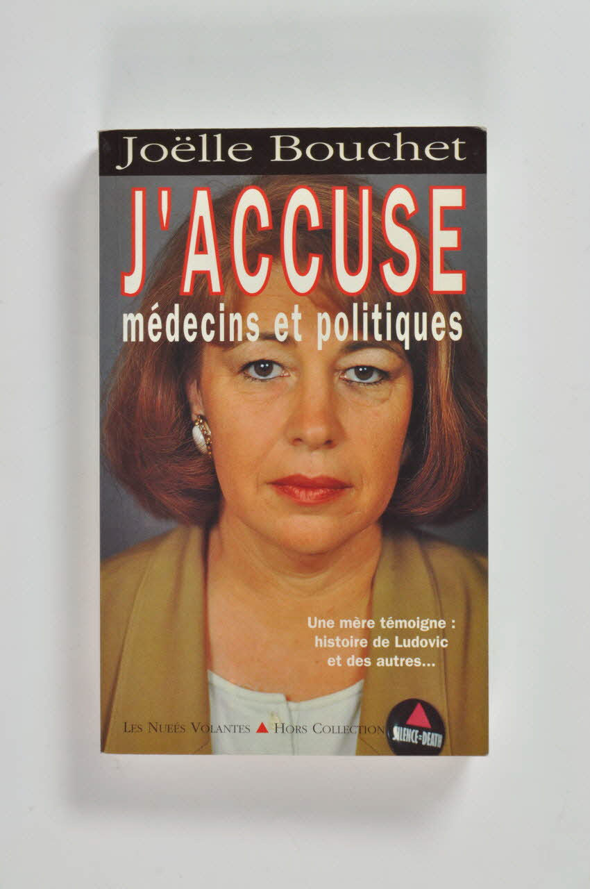 Act Up-Paris,  Les Nuées Volantes livre "J'accuse médecins et politiques" /...  actions militantes avec Act Up en 1991-1992 France 1992 2002.110.85 Photo Mucem