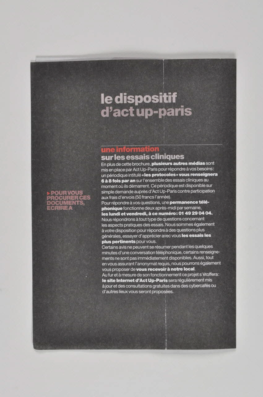 Act Up-Paris Dépliant Information = pouvoir. Les essais cliniques pour les personnes atteintes par le VIH France 1997/4 2002.110.89 Photo Mucem