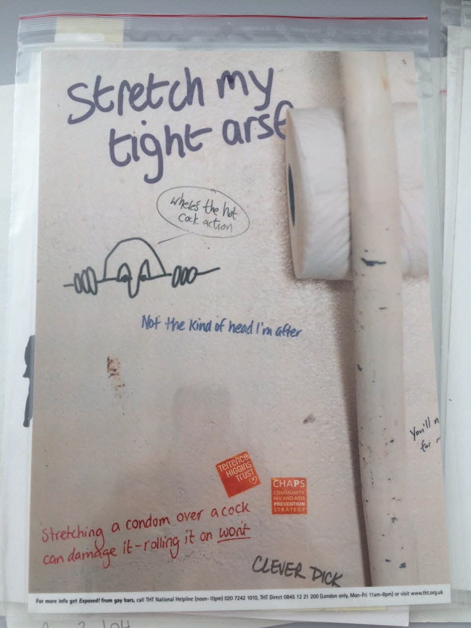 Terrence Higgins Trust affichette "Stretch my tight arse"  (Etire mon cul étroit) /  "Stretching a condom over a cock can damage it - rolling it on won't" (Etirer un préservatif sur une bite peut l'abimer - le dérouler, non" Grande Bretagne 2002 2003.105.13 Photo