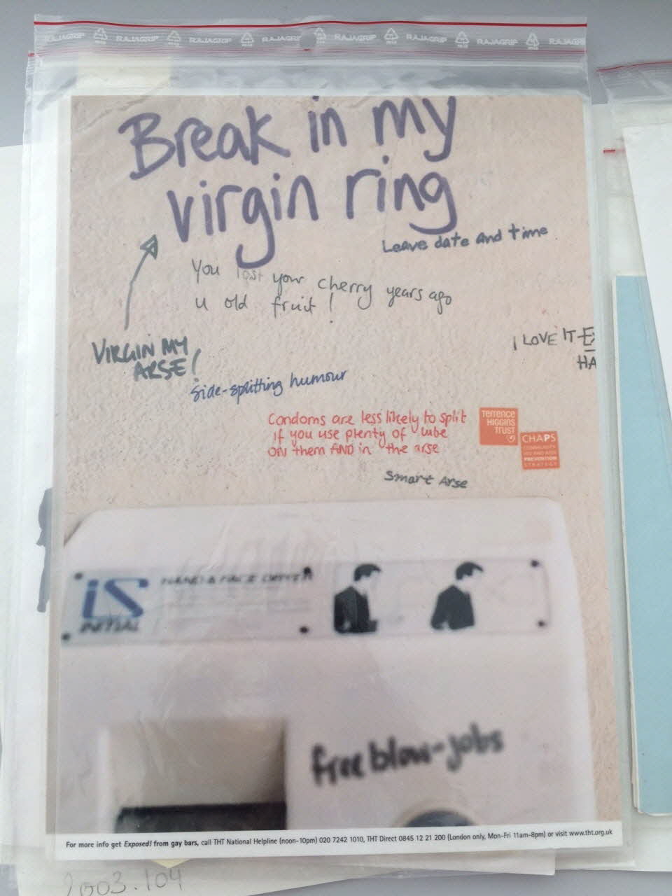 Terrence Higgins Trust affichette Condoms are less likely to split if you use plenty of lube on them AND in the arse" (Les préservatifs risquent moins de glisser si vous mettez beaucoup de lubrifiant sur eux ET dans le cul) Grande Bretagne 2002 2003.105.14 Photo