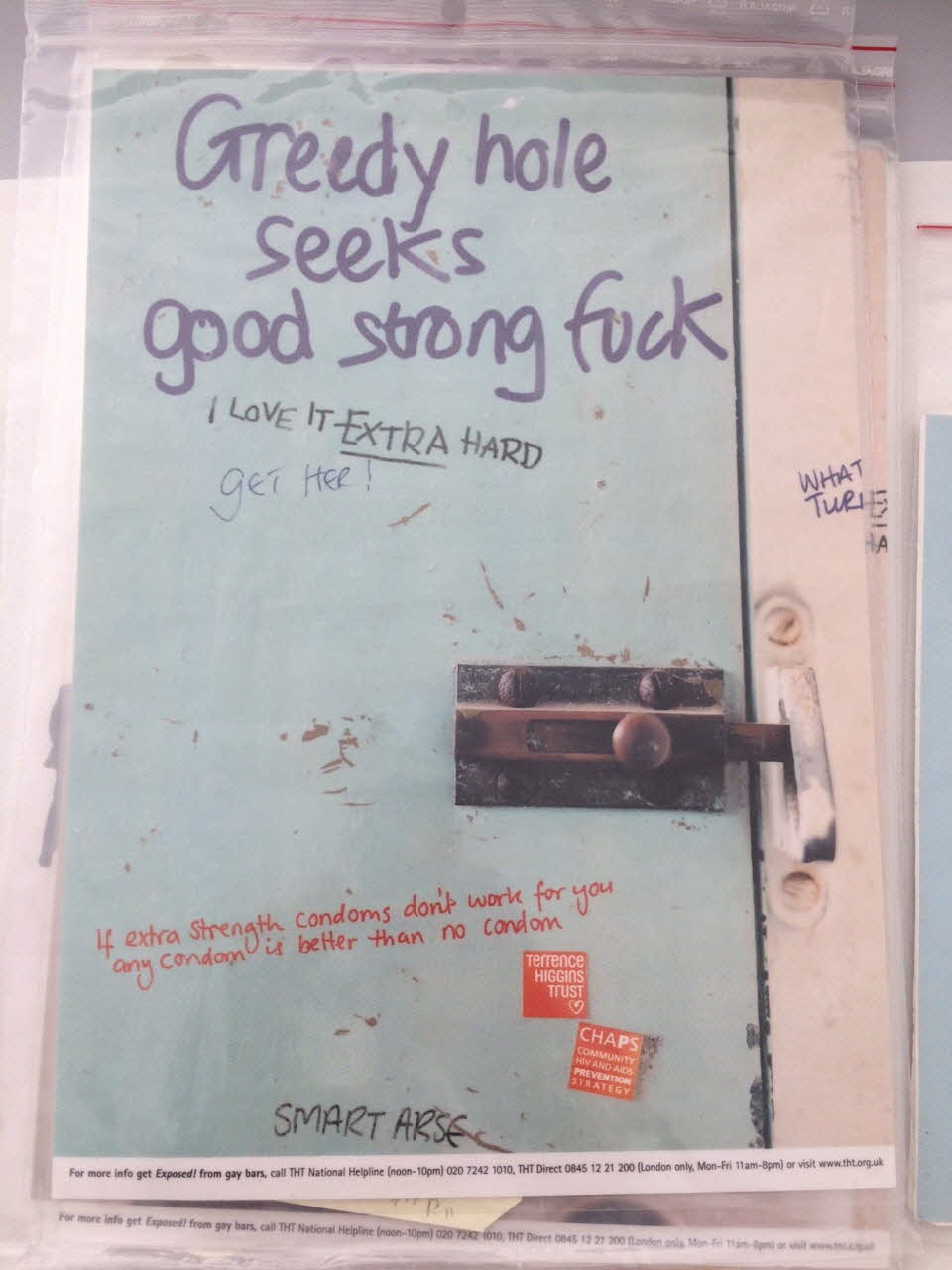 affichette "If extra strength condoms don't work for you any condom is better than no condom" (Si les préservatifs extra forts ne marchent pas pour vous, n'importe quel est préservatif est mieux que pas de préservatif) 2003.105.15 Photo