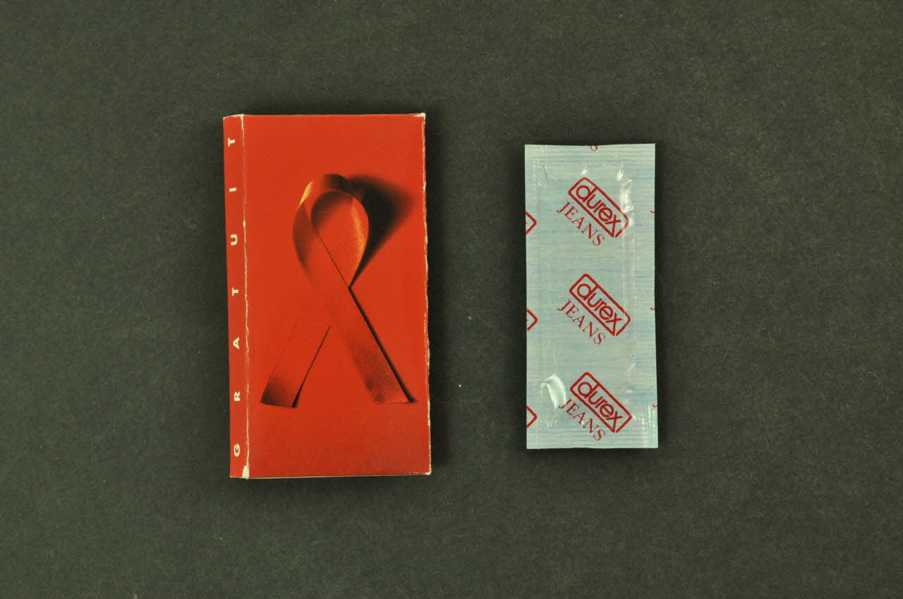 Bertrand Delanoë Etui de préservatif grand ruban rouge Île-de-France, France 1994 2002.112.100.1-2 Photo Mucem