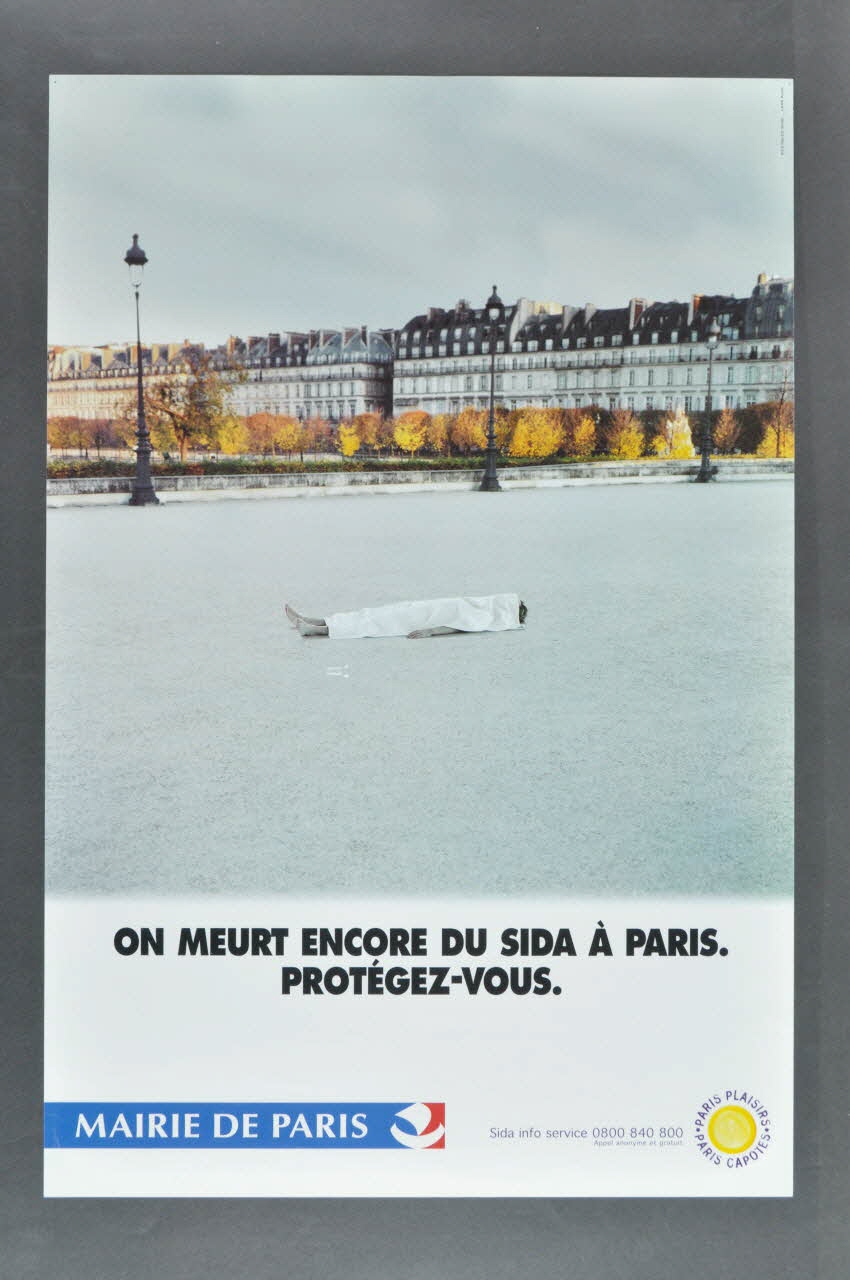 Bertrand Delanoë affiche "On meurt encore du sida à Paris. protégez vous".(1) (rue de Rivoli en automne) Île-de-France, France 2002 2002.112.16 Photo Mucem