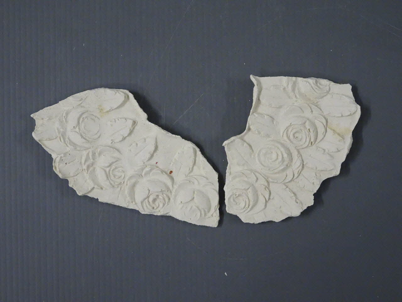 Robert Le Meunier moulage Motif central de la porte d'une armoire (couronne de roses avec au centre deux colombes) Haute-Normandie, France 2021/6/12 1941.36.25 Photo Mucem