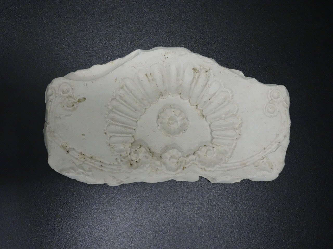 Jacques Pasquet moulage Coquille sculptée sur la traverse inférieure d'un buffet haut Centre, France 1941/12/10 1941.44.56 Photo Mucem