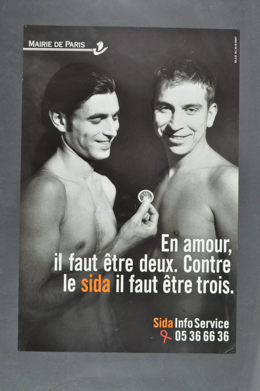 Bertrand Delanoë affiche "En amour, il faut être deux. Contre le sida il faut être trois." (deux garçons) Île-de-France, France 1996 2002.112.21 Photo Mucem