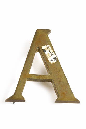 LETTRES D'ENSEIGNE 1970.103.70.1 Photo