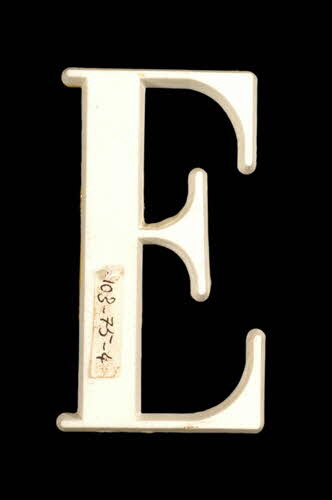 LETTRES D'ENSEIGNE 1970.103.75.4 Photo