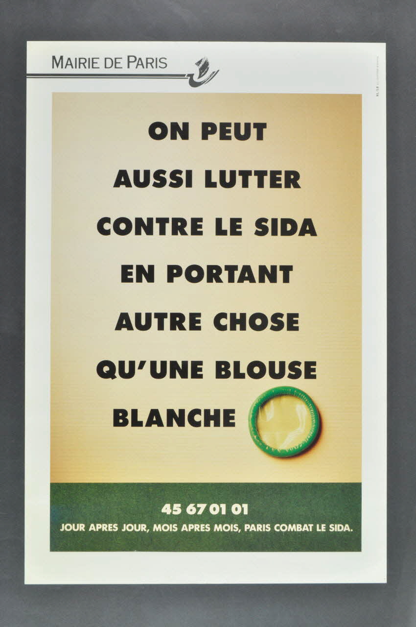 Bertrand Delanoë affiche "On peut aussi lutter contre le sida en portant autre chose qu'une blouse blanche" / "Jour après jour, mois après mois, Paris combat le sida". Île-de-France, France 1993/6 2002.112.27 Photo Mucem