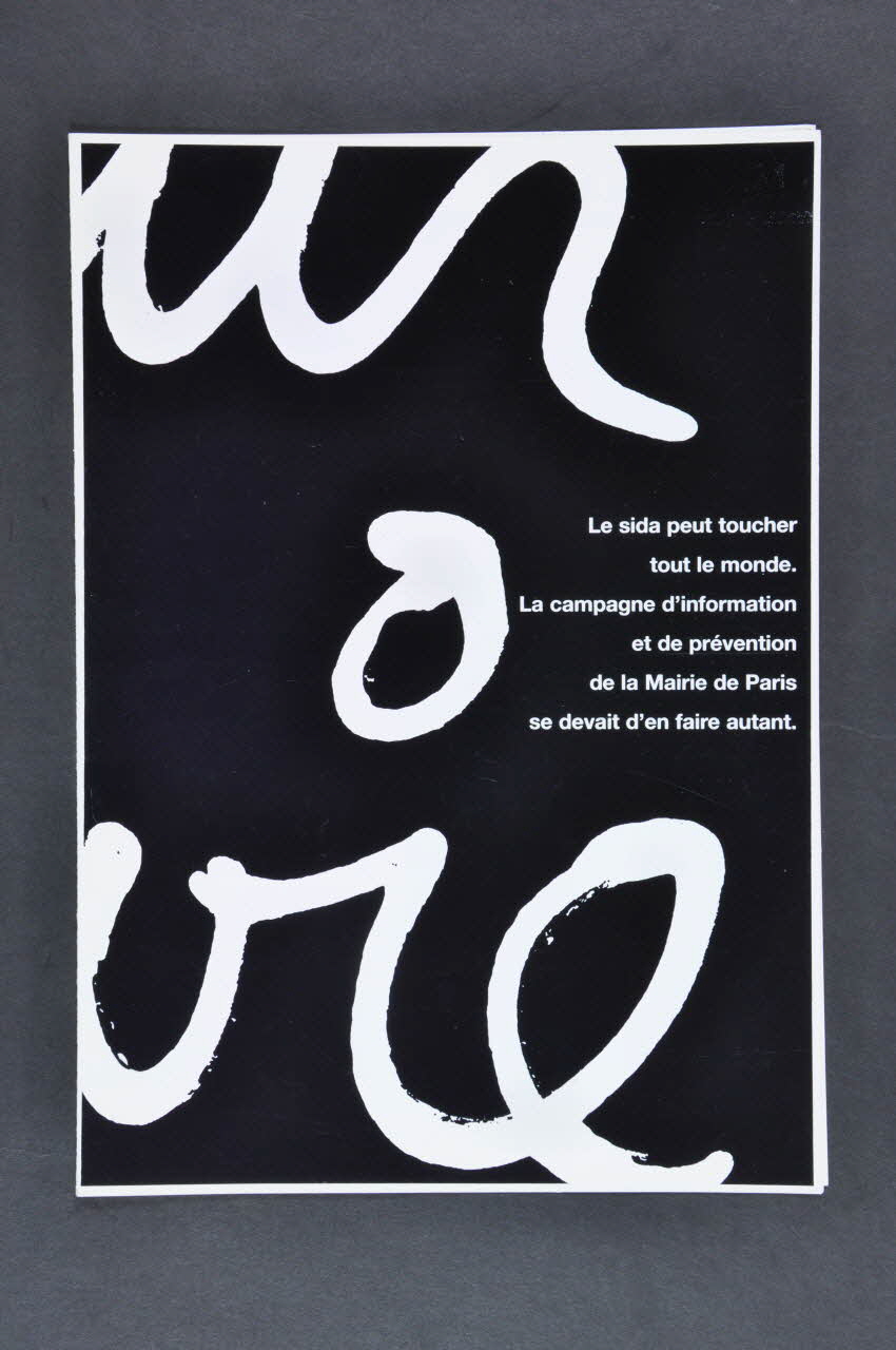 Bertrand Delanoë Dépliant "Le sida peut toucher tout le monde. La campagne d'information et de prévention de la Mairie de Paris se devait d'en faire autant. (Campagne : Jour après jour, mois après mois, Paris combat le sida) Île-de-France, France 1995 2002.112.76.1 Photo Mucem