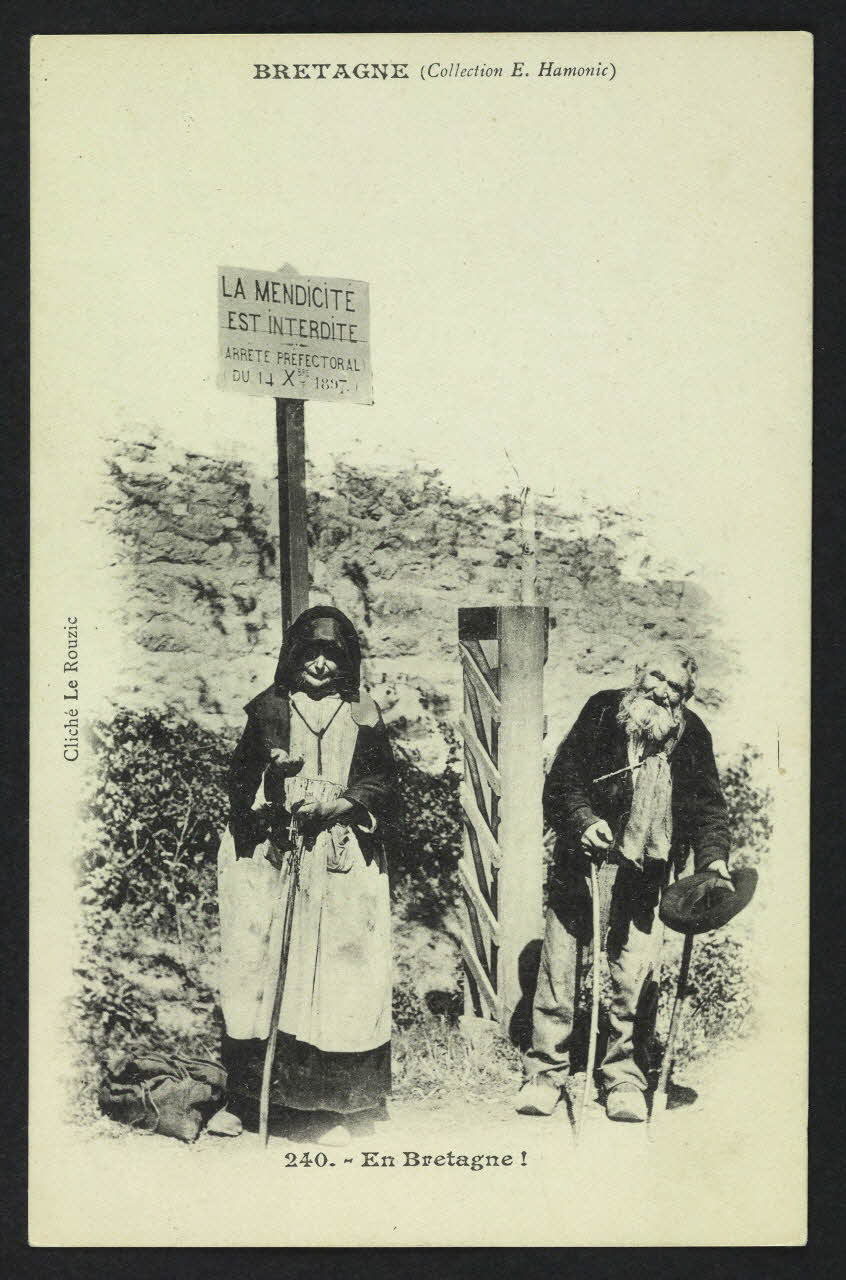 carte postale EN BRETAGNE, ECRITEAU INTERDISANT LA MENDICITE 4P567 Photo
