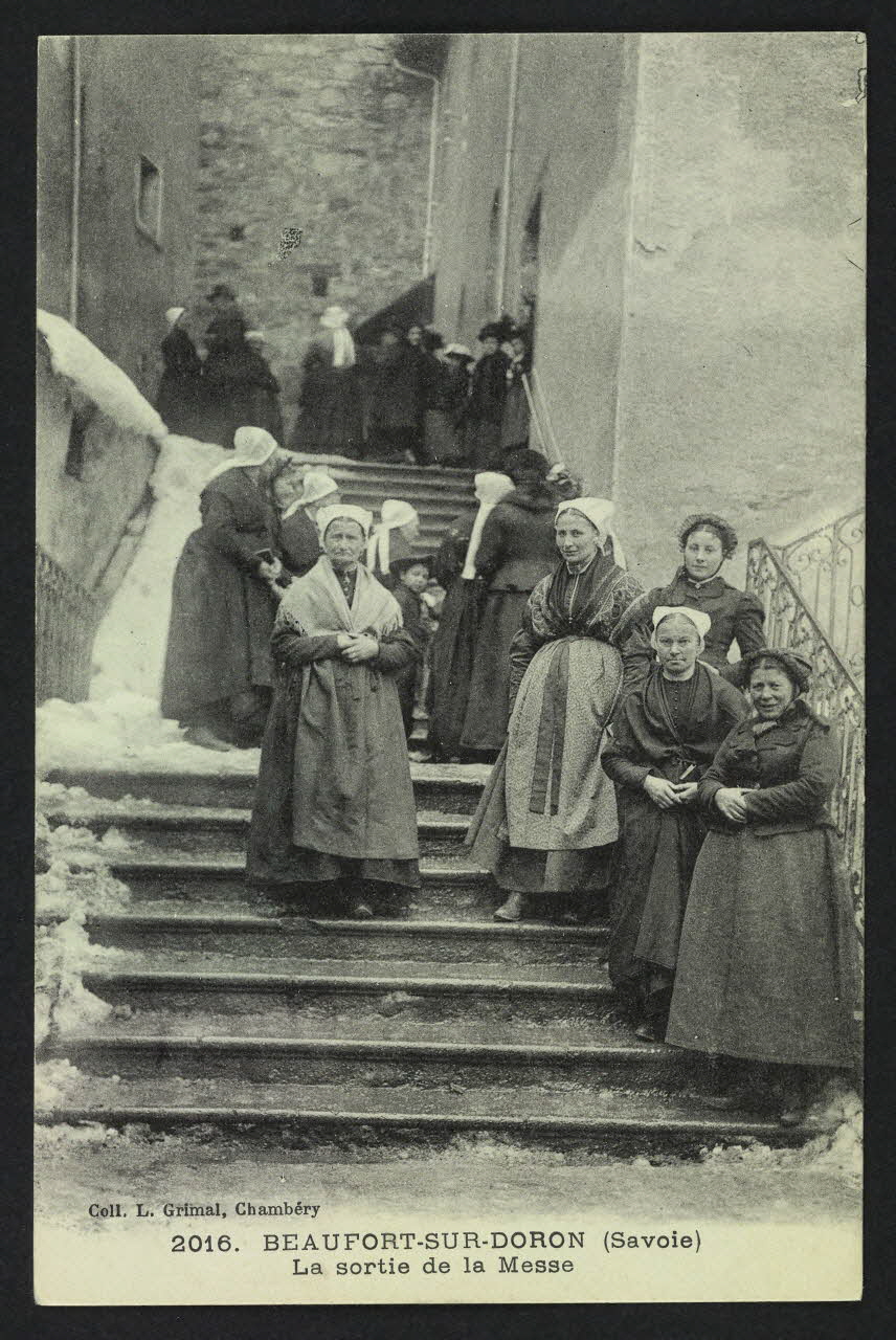 carte postale BEAUFORT-SUR-DORON (SAVOIE)LA SORTIE DE LA MESSE 4P577  Photo