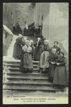 carte postale BEAUFORT-SUR-DORON (SAVOIE)LA SORTIE DE LA MESSE 4P577 Photo