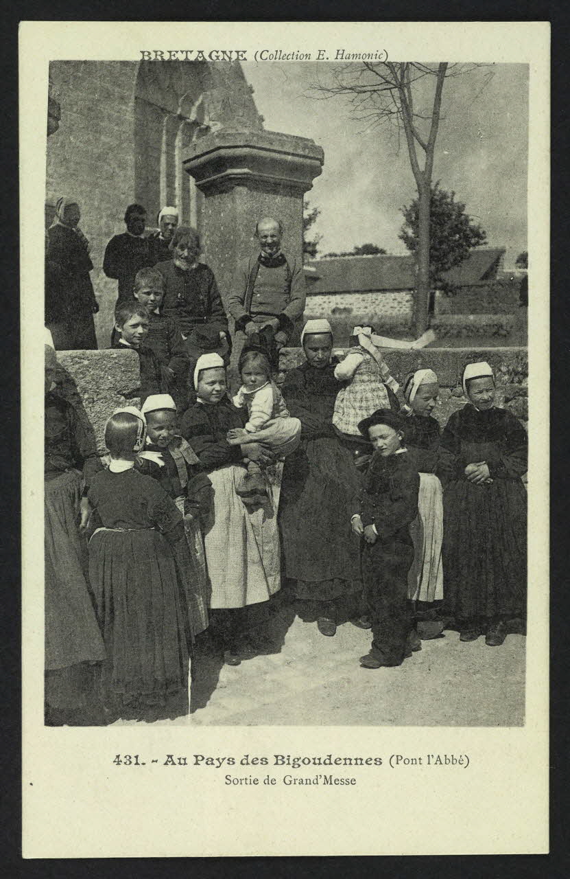 carte postale AU PAYS DES BIGOUDENNES (PONT L'ABBE), SORTIE DE GR. 4P578 Photo