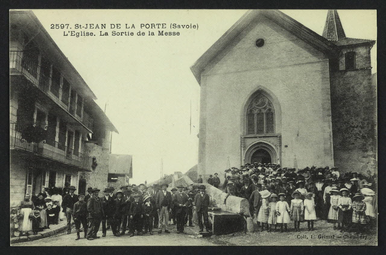 carte postale SAINT-JEAN DE LA PORTE, L'EGLISE, LA SORTIE DE LA MESSE 4P585 Photo