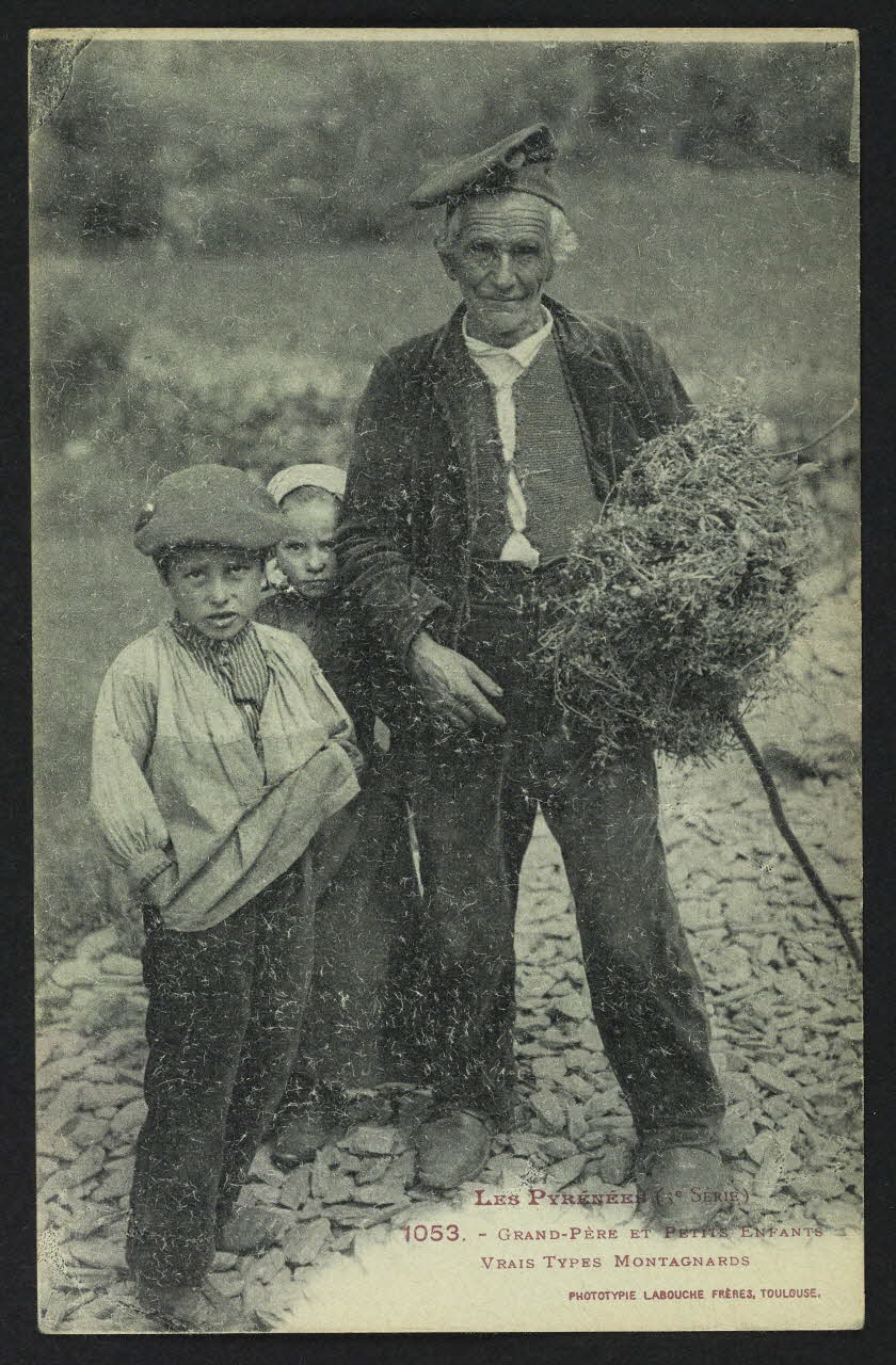 carte postale GRAND-PERE ET PETITS ENFANTS, VRAIS TYPES MONTAGNA 4P618 Photo