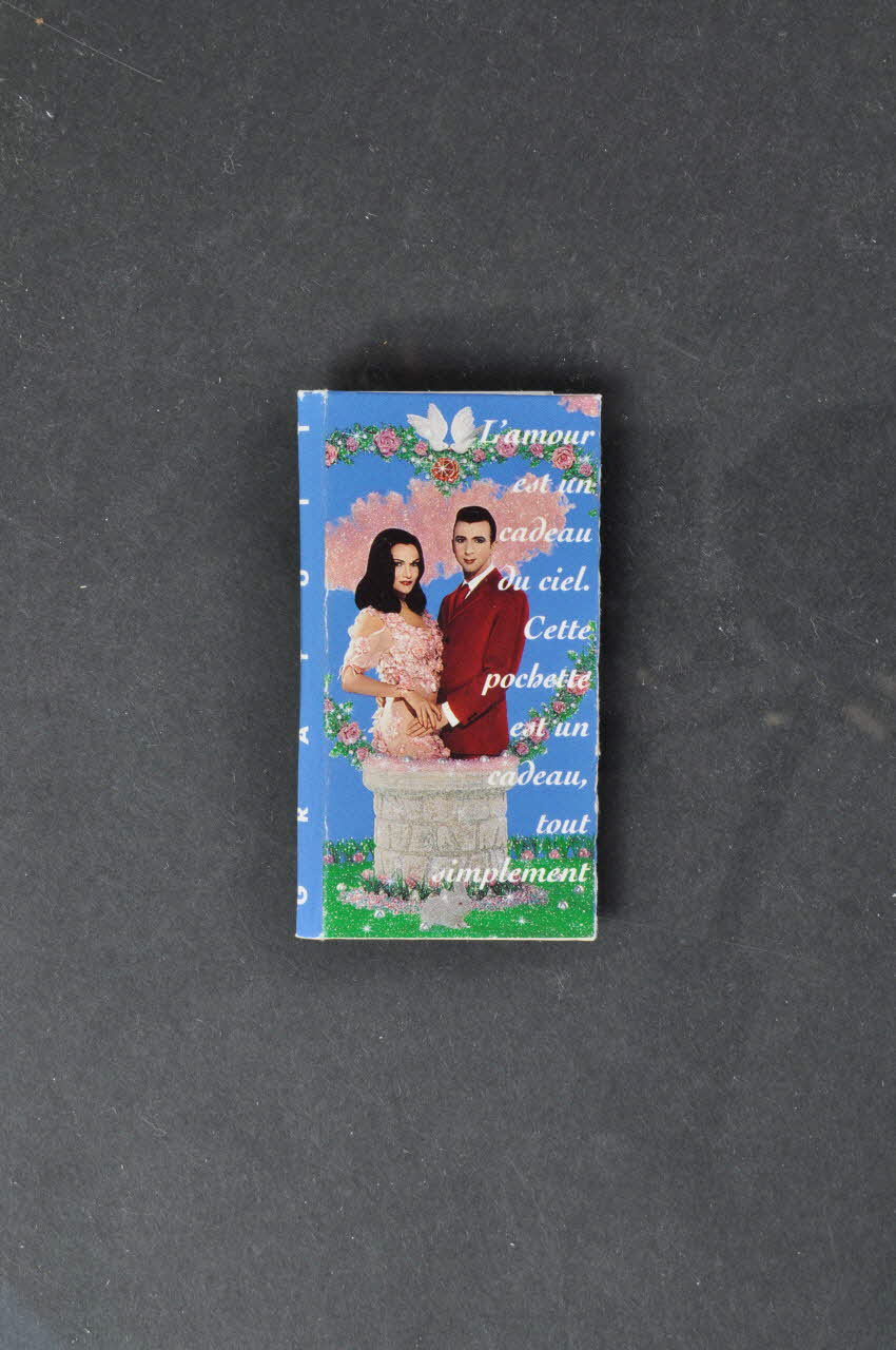 Bertrand Delanoë Etui de préservatif "L'amour est un cadeau du ciel. Cette pochette est un cadeau, tout simplement." Île-de-France, France 1995 2002.112.88.1-2 Photo Mucem