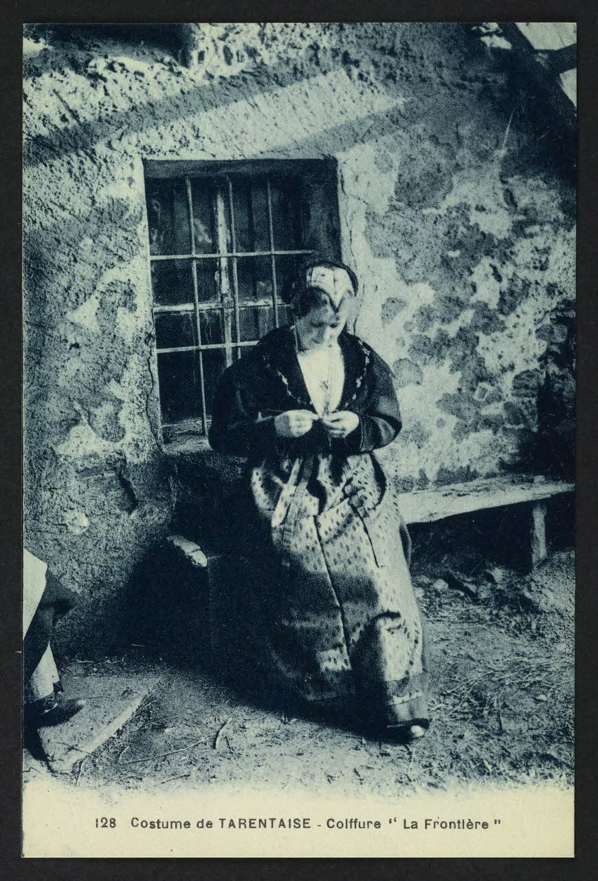 carte postale COSTUME DE TARENTAISE, COIFFURE "LA FRONTIERE" 4P667 Photo