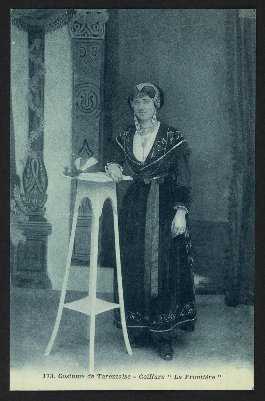 carte postale COSTUME DE TARENTAISE, COIFFURE "LA FRONTIERE" 4P670 Photo