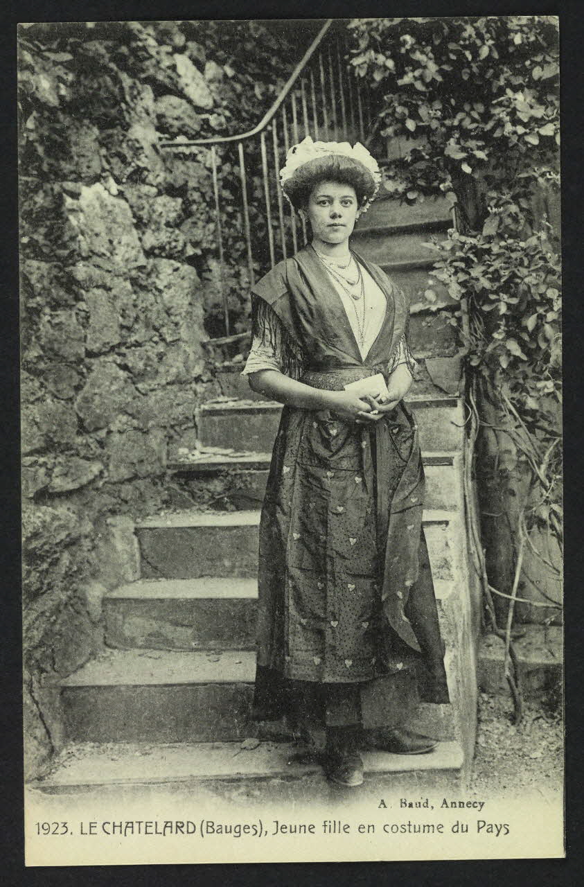 carte postale LE CHATELARD (BAUGES), JEUNE FILLE EN COSTUME 4P682 Photo