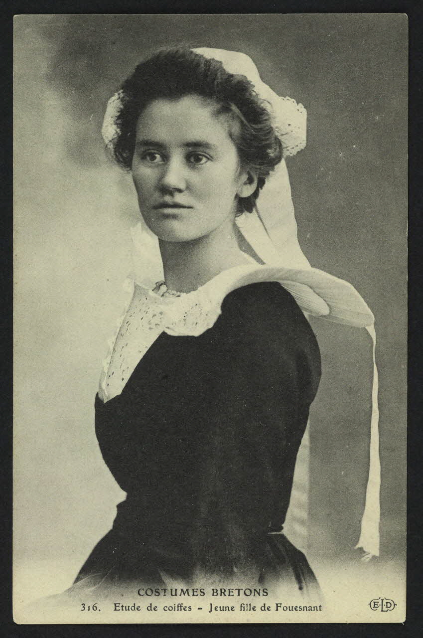 carte postale ETUDE DE COIFFES, JEUNE FILLE DE FOUESNANT 4P728 Photo