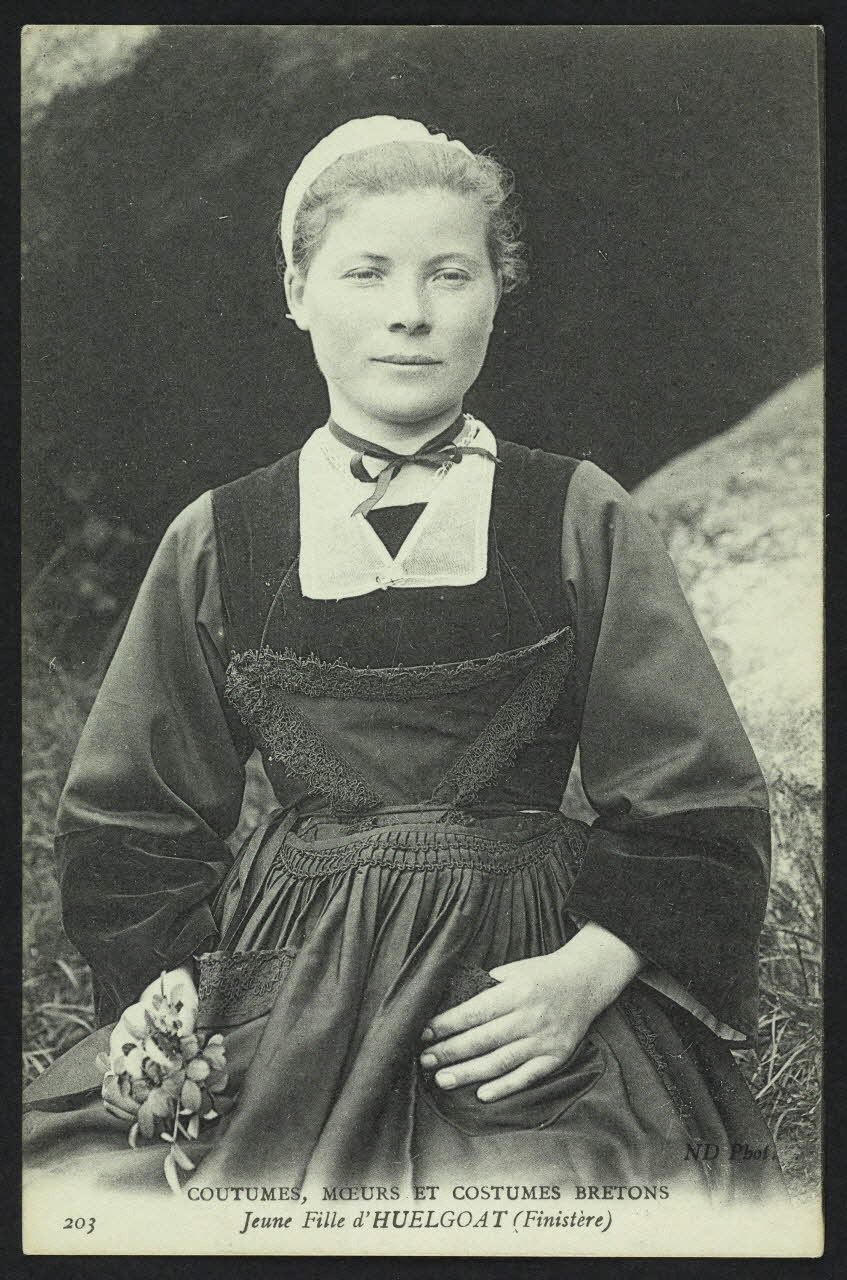 carte postale JEUNE FILLE D'HUELGOAT (FINISTERE) 4P740 Photo