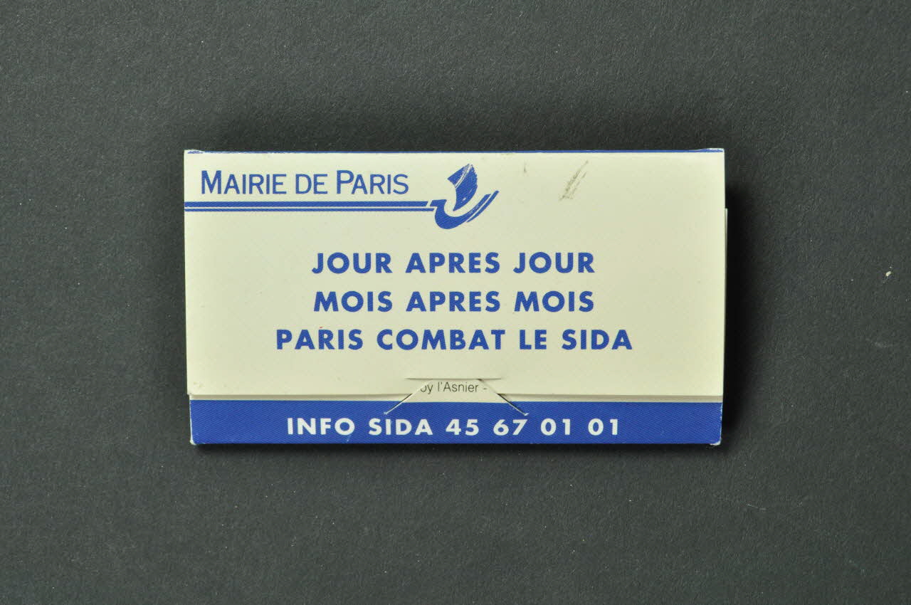 Bertrand Delanoë Etui de préservatif "Nouveau traité sur l'amour " / Jour après jour, mois après mois, Paris combat le sida Île-de-France, France 1994 2002.112.92.1-2 Photo Mucem