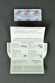 Bertrand Delanoë Etui de préservatif "Nouveau traité sur l'amour " / Jour après jour, mois après mois, Paris combat le sida Île-de-France, France 1994 2002.112.92.1-2 Photo Mucem