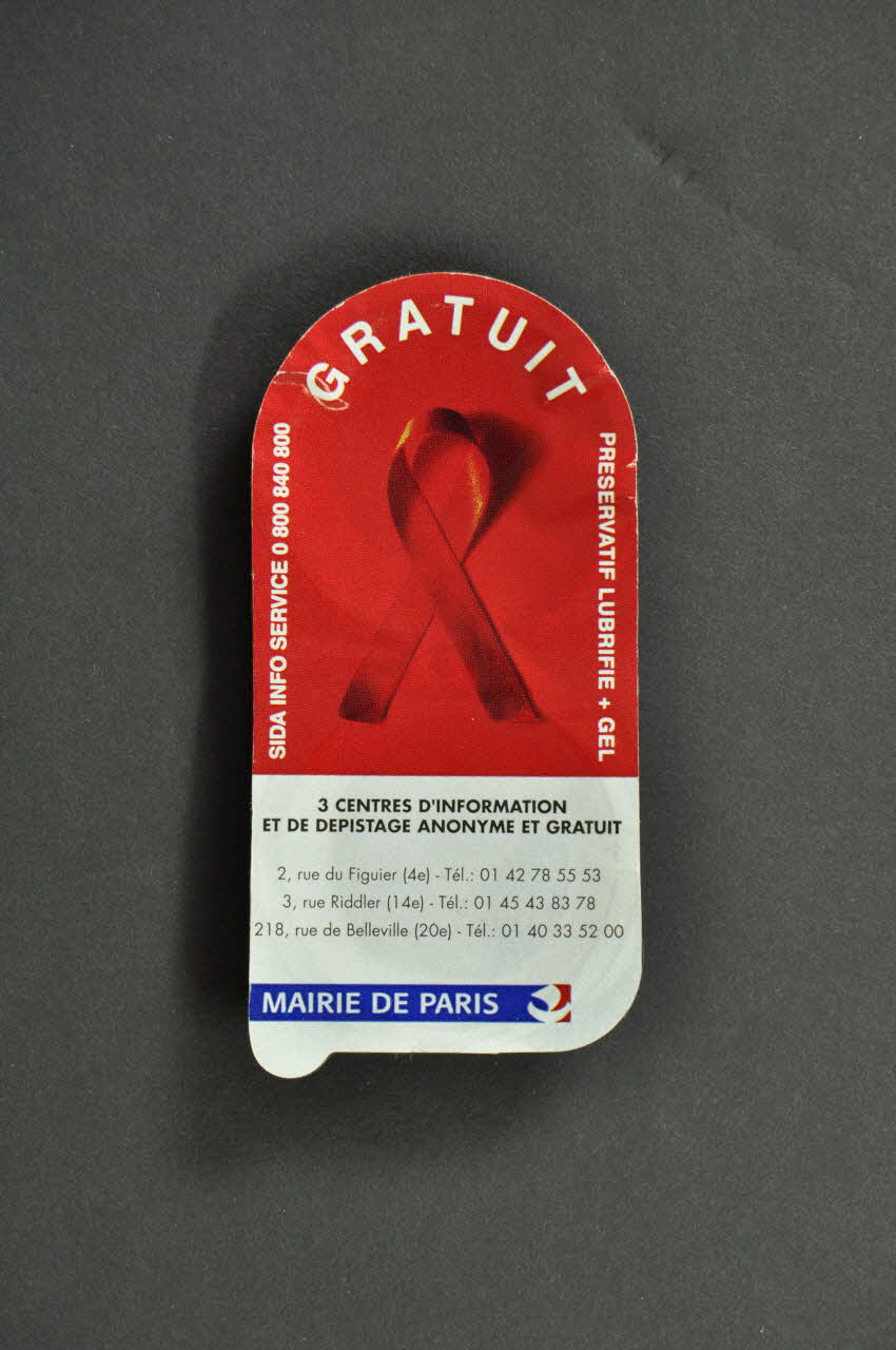 Bertrand Delanoë Etui de préservatif et gel ruban rouge France 1994 2002.112.96 Photo Mucem