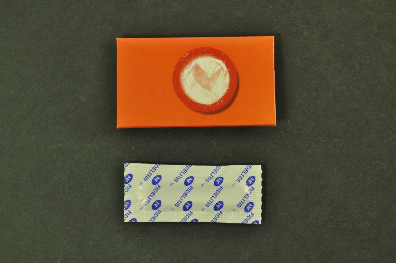 Etui de préservatif dessin d'un préservatif 2002.112.99.1-2 Photo Mucem