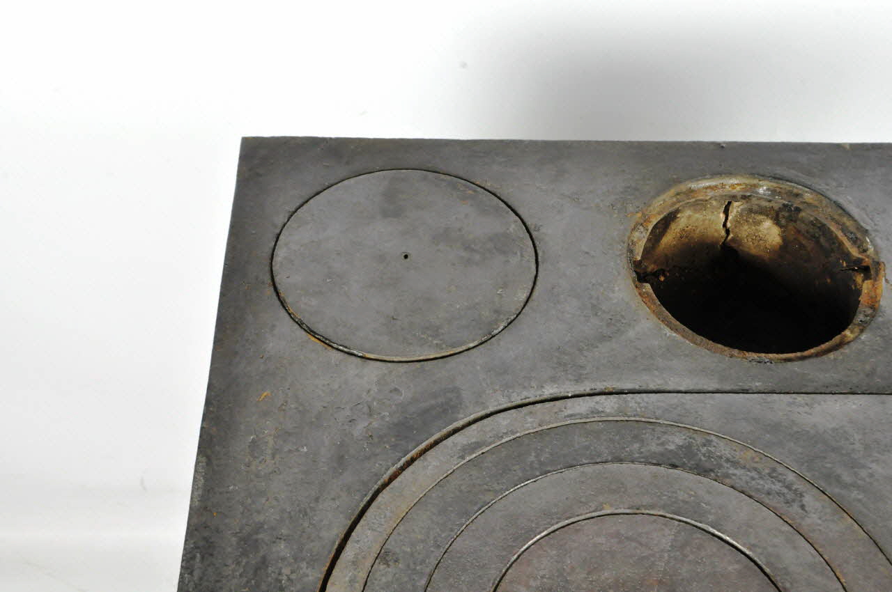 PLAQUE CHAUFFANTE 1899 2000.52.1.2 Photo Mucem