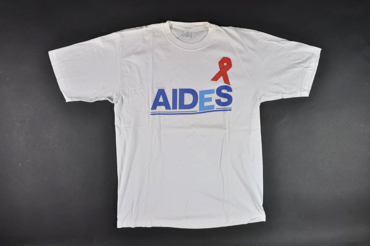 T shirt T-shirt "AIDES ruban rouge" 2002.113.5 Photo Mucem