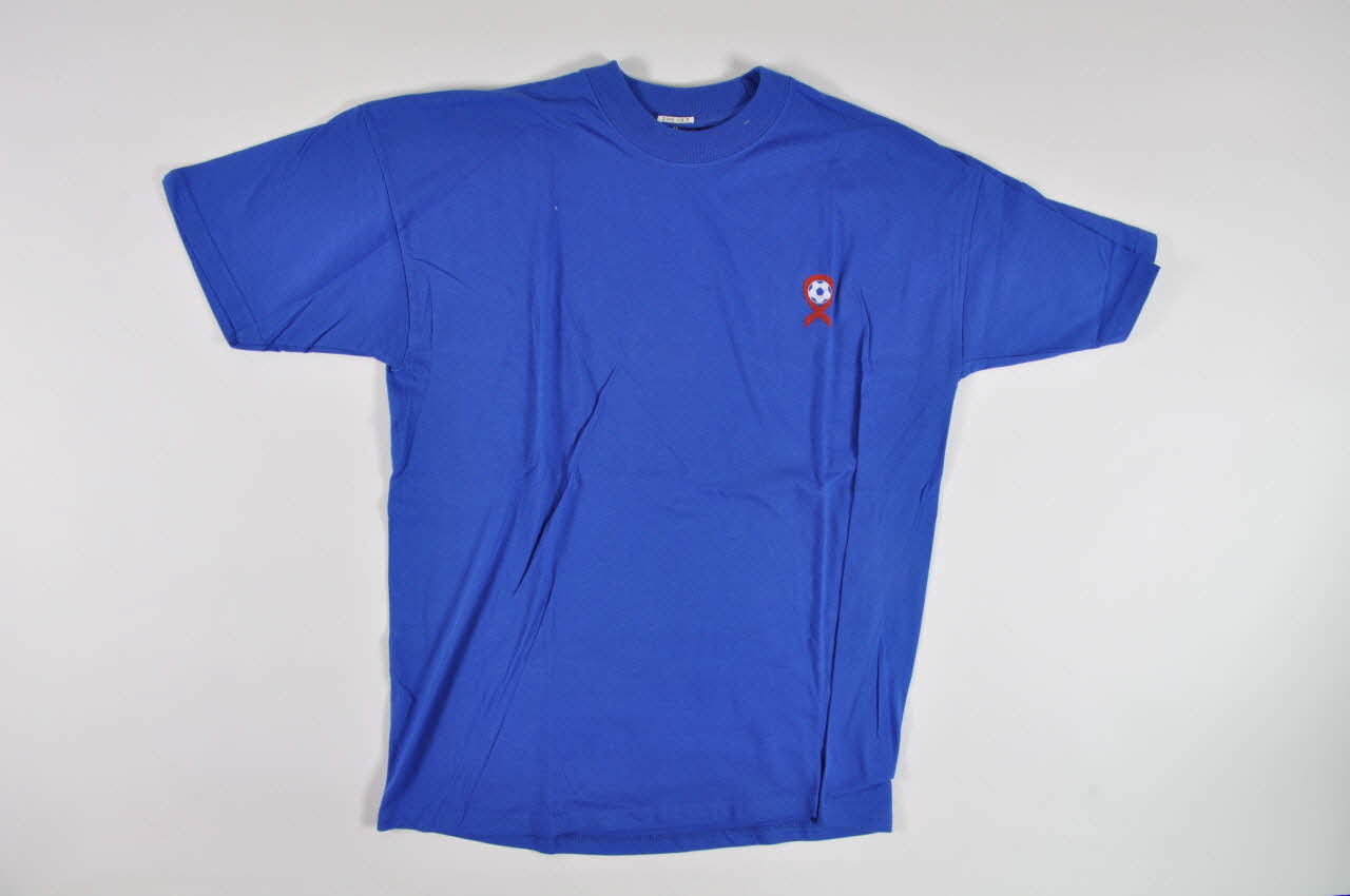 T shirt T-shirt "Ruban rouge, ballon de foot" 2002.113.7 Photo Mucem