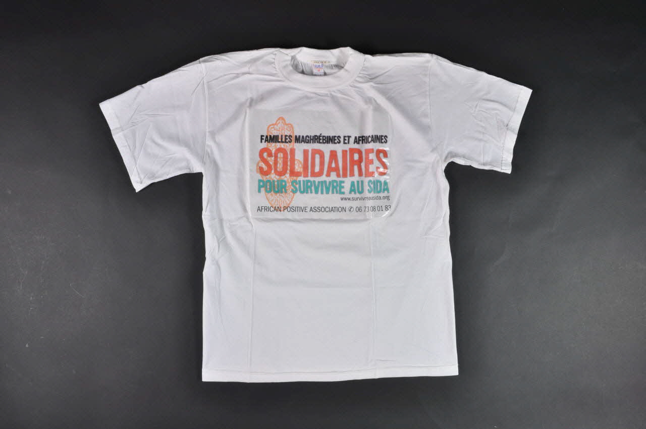 T shirt Familles maghrébines et africaines solidaires pour survivre au sida. Île-de-France, France 2002/5/25 2002.116.3 Photo Mucem