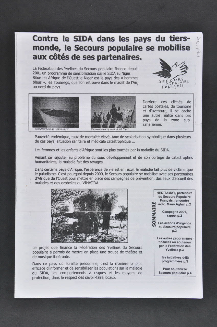 Secours Populaire Français prospectus "Contre le SIDA dans les pays du tiers-monde, le Secours Populaire se mobilise aux côtés de ses partenaires." Île-de-France, France 2002/4 2002.117.1 Photo Mucem