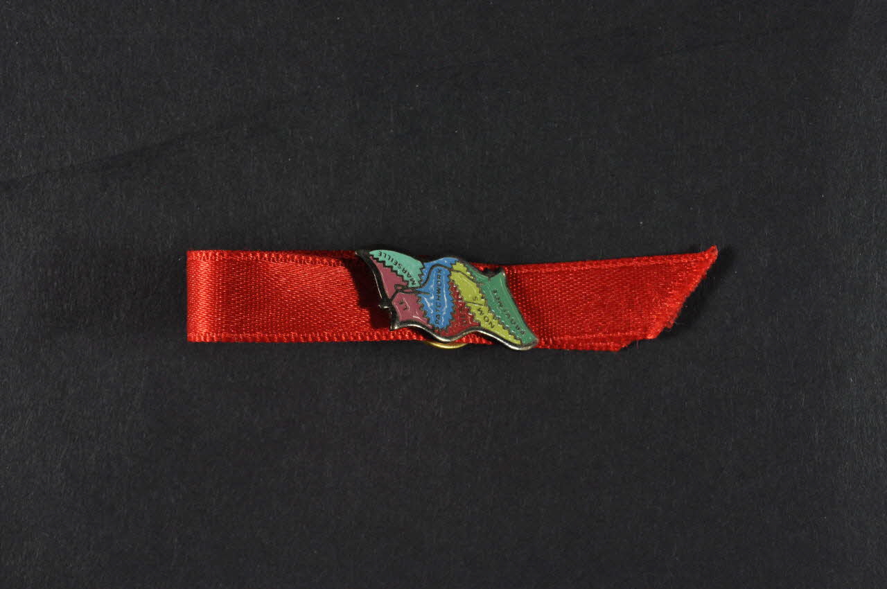 Le Patchwork Des Noms pin's Le Patchwork des Noms Provence Provence-Alpes-Côte d'Azur, France 1995 2002.119.10.1-3 Photo Mucem