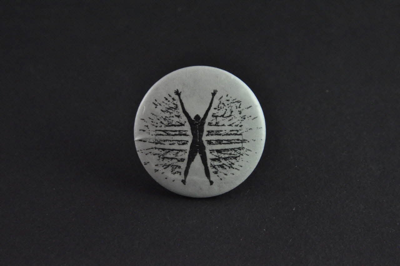 Etats Généraux Du Sida badge "Vivre le sida" France 1990 2002.119.2 Photo Mucem