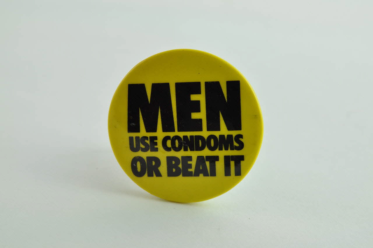 Retrouver badge "Men use condoms or beat it" (Hommes, utilisez des préservatifs ou vainquez le - sous entendu : le sida) Allemagne 1996 2002.119.3 Photo Mucem