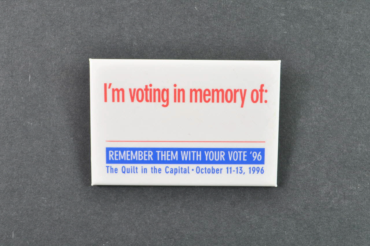 The Names Project Usa badge "I'm voting in memory of  : " (Je vote en mémoire de : ) USA 1996/10 2002.119.4 Photo Mucem