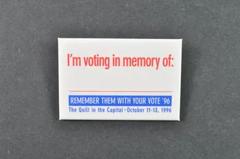 The Names Project Usa badge "I'm voting in memory of  : " (Je vote en mémoire de : ) USA 1996/10 2002.119.4  Photo Mucem